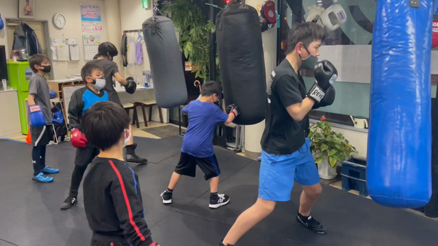 岡田　選手試合写真&キッズレッスン日でした‼︎の記事動画