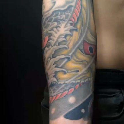 刺青和彫り、般若、蛇、ひかえ九分袖額彫りの刺青動画。の記事動画