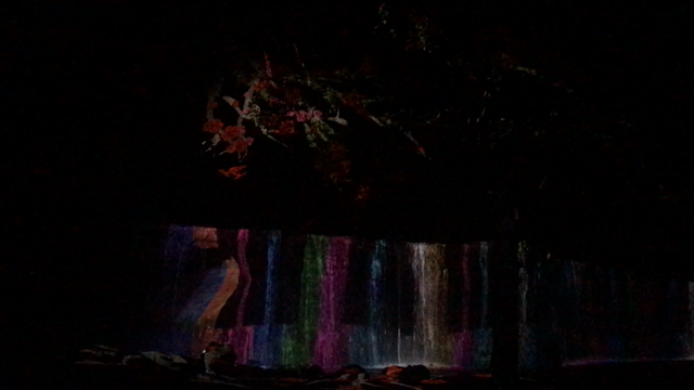 夜の白糸の滝は、幻想的な非日常を味わえるスポット☆の記事動画