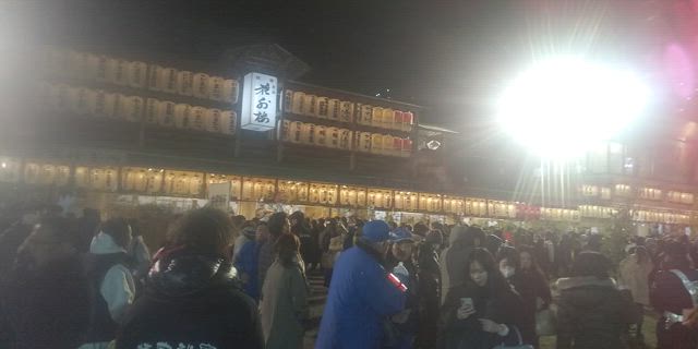 商売繁盛の神様、十日戎「えべっさん」の屋台を巡る旅の記事動画
