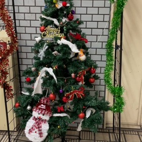 駅の小さなクリスマスツリー@大阪メトロの画像
