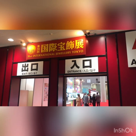 国際宝飾展でジュエリーの仕入れ商談の画像