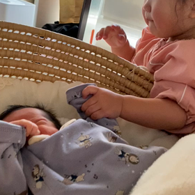 弟のイブ君が可愛いくて可愛いくて仕方がない美心ちゃん❤️の画像