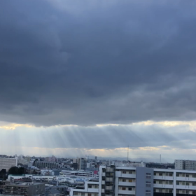 光のシャワー綺麗でも怪し雲が〜〜頭痛信号出てきちゃった#イマソラ#太陽に感謝#雲が...の画像