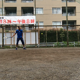 左手をポケットに入れたままで壁打ちの画像