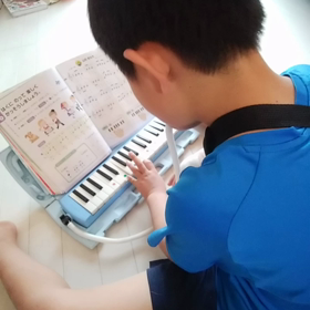 左手でピアニカの画像