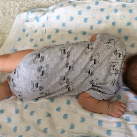 うつ伏せ練習の画像