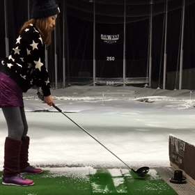 雪の中のゴルフ練習の画像