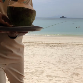 美しい海と美味しいカクテルの画像