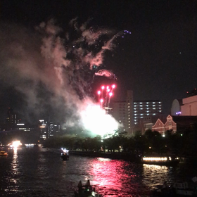 天神祭の花火。橋の上からも。の画像