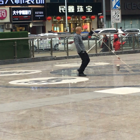 広場でこれは、、、の画像