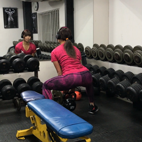 フォームの復習に【ワイドスクワット】の画像