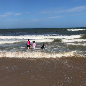 海で波と遊ぶの画像