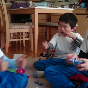 発電に励む ３姉弟の画像