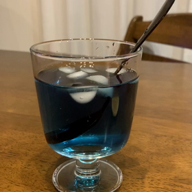 青い紅茶の画像