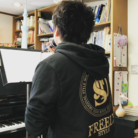 デビューに向けての練習中の画像