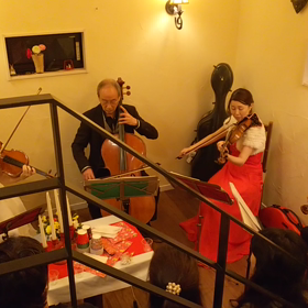 狭い場所での四重奏の画像