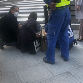 横断歩道の前で誰か倒れているの画像