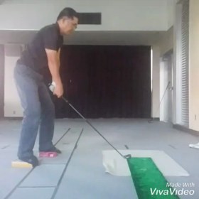 つま先下がりの素振りの画像