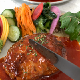 肉汁飛び出すハンバーグの画像