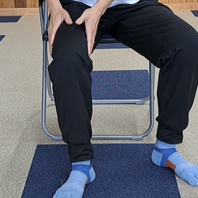 座ったままできる太ももマッサージの画像