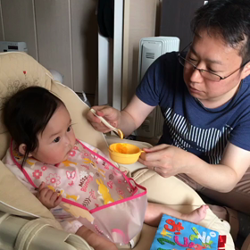 お父さんと離乳食の画像