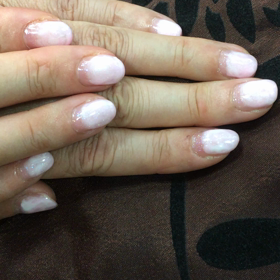 ピンクと白のぼかしネイルの画像