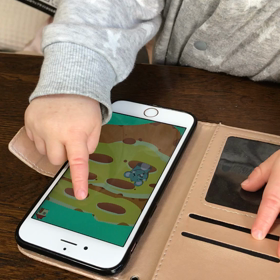 携帯でゲームをする 一歳児の画像