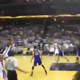 スティーブ・カーのガッツポーズの画像