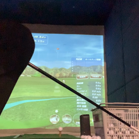 シミュレーションゴルフで練習の画像