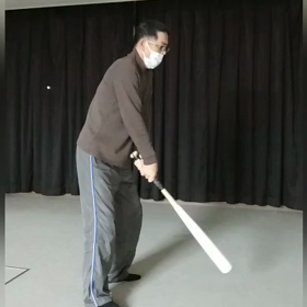 バットで素振りの画像