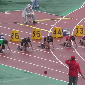 ６年女子100m予選(岡部さん)の画像