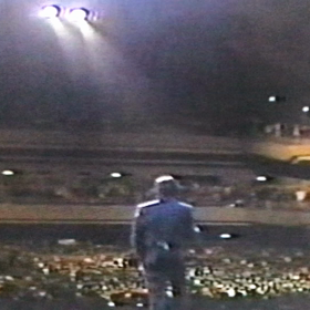 松山千春『1983年「流れ星」』―サビで客席から花束を受け取るの画像