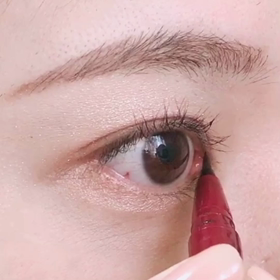「ベルサイユのばら　リキッドアイライナー」の 限定色「カシスレッド」が好評発売中！の画像