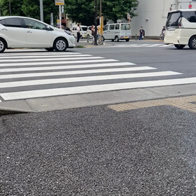 前のめりの車、の画像