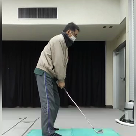 5番アイアンで素振りの画像