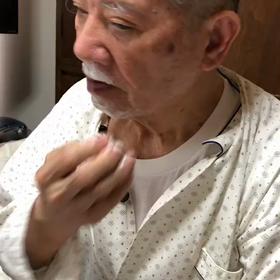 5・3の父、自分でひげ剃りの画像