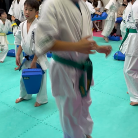 ジャンプにキックの画像