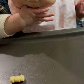 お菓子で手づかみ食べの画像