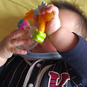 オモチャで遊ぶ。の画像