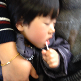 おじいちゃんおばあちゃんの家に行く車内での画像