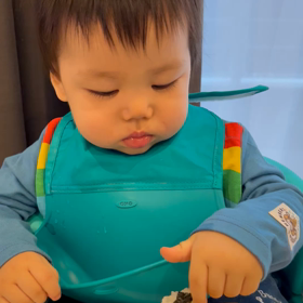 凄い勢いで食べる息子の画像