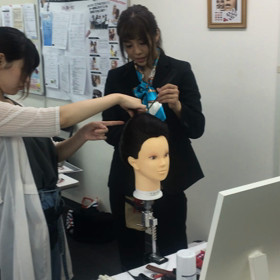 動画で見てみよう♪JHSSのヘアメイク授業(^ ^)の画像