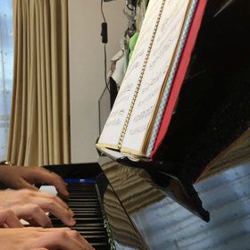 連弾を楽しんで、しばしの休会の画像