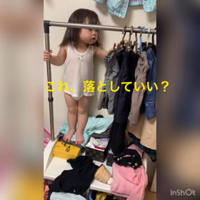 ハンガーラックで遊ぶ次女の画像