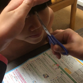 前髪を切ってもらいながら…の画像