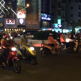 道を渡るの画像