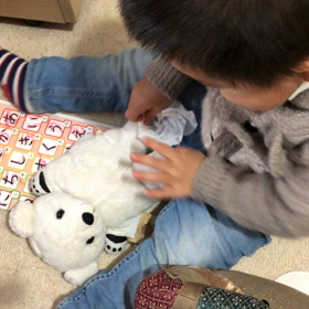 オムツ替えごっこの画像