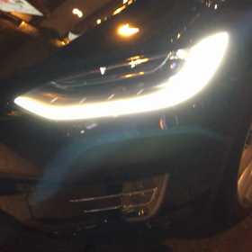 サムソンのテスラ モデルXの画像
