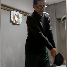 ラケットで素振りの画像